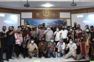 Peserta OKK PWI Kuningan berfoto bersama dengan Bupati Kuningan.